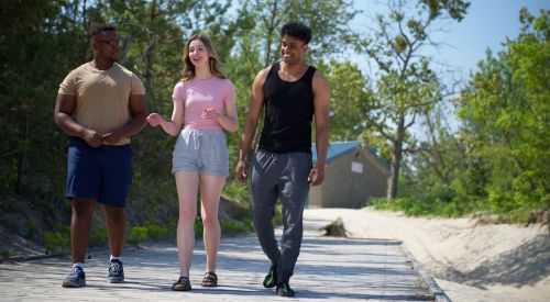 amis marchant sur la promenade